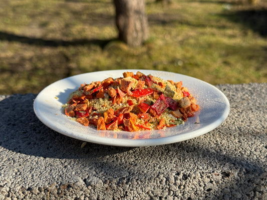 Kus-kuss ar dārzeņiem un zaļumiem karija mērcē